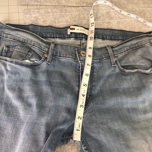 Women Levi’s 520 Low Rise Boot Cut Light Wash Jeans - Picture 5 of 11